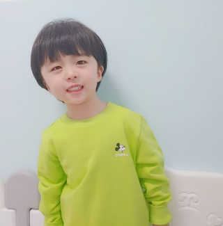 인디고뱅크키즈 레트로 미키 그래픽 맨투맨 — 5점을 준 리뷰어가 2020년 2월 올린 사용 사진
