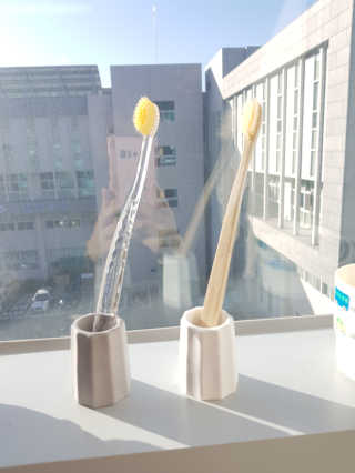 [에코앤드] 환경을 생각하는 규조토 칫솔꽂이 2종 — 3점을 준 리뷰어가 2019년 11월 올린 사용 사진