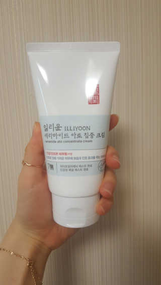 일리윤 세라마이드 아토 집중 크림 — 4.5점을 준 리뷰어가 2017년 10월 올린 사용 사진