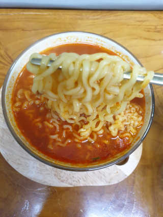 라면 그대로가 제일 맛있는 더엄마라면 — 5점을 준 리뷰어가 2019년 6월 올린 사용 사진