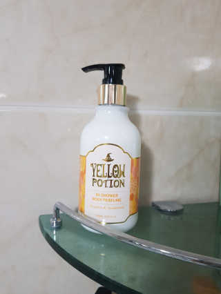 바디홀릭 인샤워 바디퍼퓸 옐로우포션 250ML — 5점을 준 리뷰어가 2019년 4월 올린 사용 사진