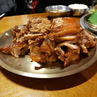 [동네맛집족발] 4개 족발 중 택1 — 4점을 준 리뷰어가 2020년 2월 올린 사용 사진