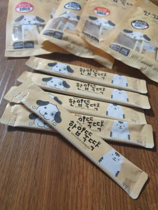 [펫토리아]짜먹는 한입뚝딱 강아지.고양이 마약간식 — 5점을 준 리뷰어가 2019년 8월 올린 사용 사진