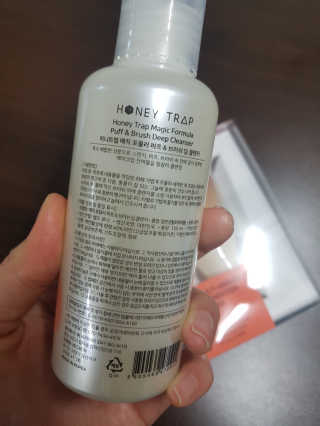 Honey Trap 멀티앵글드파운데이션 브러쉬+매직 퍼프,브러쉬클렌저 — 5점을 준 리뷰어가 2018년 1월 올린 사용 사진