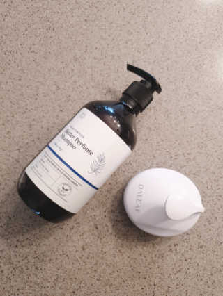 달리프 베러 퍼퓸 샴푸 1000ml 레이니데이 or 일랑로즈 — 5점을 준 리뷰어가 2020년 2월 올린 사용 사진