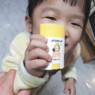 아토팜 야외놀이 선스틱 SPF50+ PA++++ — 5점을 준 리뷰어가 2020년 3월 올린 사용 사진