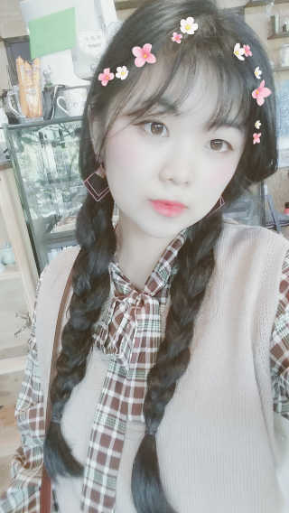 터치인솔 프리티필터 쉬폰 벨벳 립틴트 — 4.17점을 준 리뷰어가 2018년 10월 올린 사용 사진
