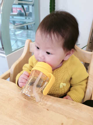유비맘 샘방지 PPSU 빨대컵_컬러 랜덤 발송 — 5점을 준 리뷰어가 2020년 2월 올린 사용 사진