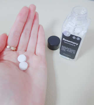마노리치 천연유래 허브 고체치약 리치탭스 50정 — 5점을 준 리뷰어가 2018년 3월 올린 사용 사진