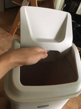 창신리빙 프랑코 퍼블릭 스윙 휴지통 10L, 25L, 35L — 5점을 준 리뷰어가 2019년 8월 올린 사용 사진