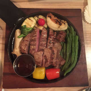[이층집 샤로수길점] 플랫아이언 스테이크 플래터400g — 4.33점을 준 리뷰어가 2018년 9월 올린 사용 사진