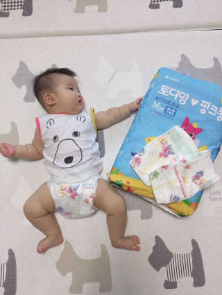 LG생활건강 토디앙 핑크퐁 밴드형 기저귀 — 3.5점을 준 리뷰어가 2017년 7월 올린 사용 사진