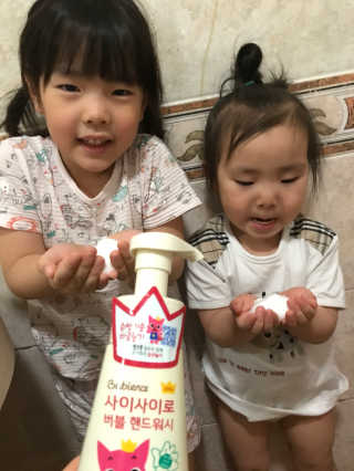 베비언스 핑크퐁 사이사이로 버블 핸드워시 — 4.33점을 준 리뷰어가 2017년 8월 올린 사용 사진