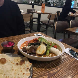 [델리커리 삼성포스코점] 3색커리 2인 + 버터난 — 4.33점을 준 리뷰어가 2018년 11월 올린 사용 사진