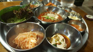 [동네맛집족발] 4개 족발 중 택1 — 4점을 준 리뷰어가 2020년 2월 올린 사용 사진