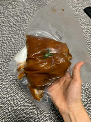 행복먹거리공작소 맥족. 맥주에 빠진 족발 550g + 마늘소스 70g — 5점을 준 리뷰어가 2020년 1월 올린 사용 사진