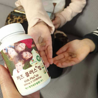 비타맘 키즈플러스업 성장기 어린이 멀티비타민미네랄 120정 — 5점을 준 리뷰어가 2020년 2월 올린 사용 사진