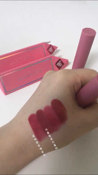 [블랙루즈] 로즈 벨벳 립스틱 택1+랜덤1 — 5점을 준 리뷰어가 2019년 1월 올린 사용 사진