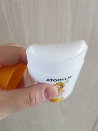 아토팜 야외놀이 선스틱 SPF50+ PA++++ — 5점을 준 리뷰어가 2020년 3월 올린 사용 사진