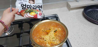 라면 그대로가 제일 맛있는 더엄마라면 — 5점을 준 리뷰어가 2019년 6월 올린 사용 사진