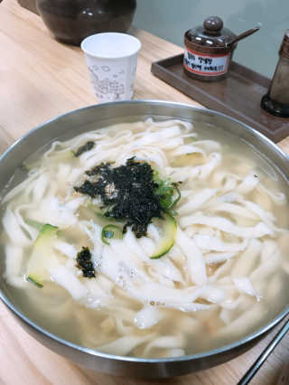 칼국수에끌림 [칼국수에 끌림] 손칼국수+비빔칼국수+왕만두4개 — 4.67점을 준 리뷰어가 2018년 10월 올린 사용 사진