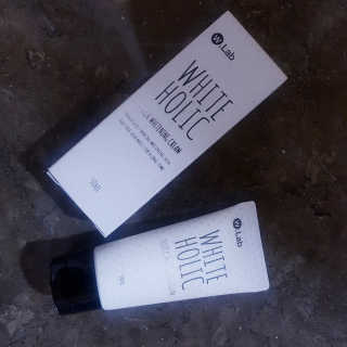 더블유랩 화이트홀릭 50ml — 3.5점을 준 리뷰어가 2018년 7월 올린 사용 사진
