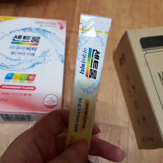 센트룸 아쿠아비타 레몬향, 딸기향 — 5점을 준 리뷰어가 2019년 8월 올린 사용 사진