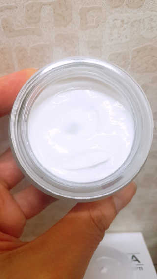 메이니 화이트 신드라 크림 70ml — 4.5점을 준 리뷰어가 2018년 4월 올린 사용 사진