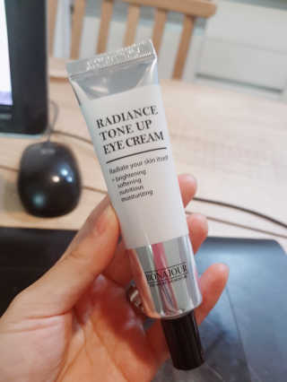 보나쥬르 래디언스 톤업 아이크림 30ml — 5점을 준 리뷰어가 2018년 8월 올린 사용 사진