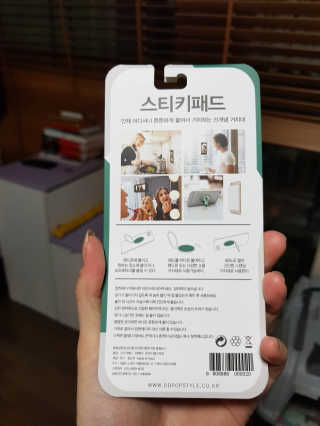 주식회사 디디팝스타일 신개념 특수 거치대 스티키패드 어디든 착착 붙어요 — 3.83점을 준 리뷰어가 2018년 2월 올린 사용 사진