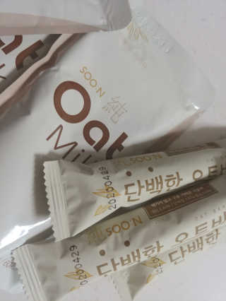 순오트밀크 190mlx6봉, 단백한 오트바 6gx12개입 — 5점을 준 리뷰어가 2019년 8월 올린 사용 사진