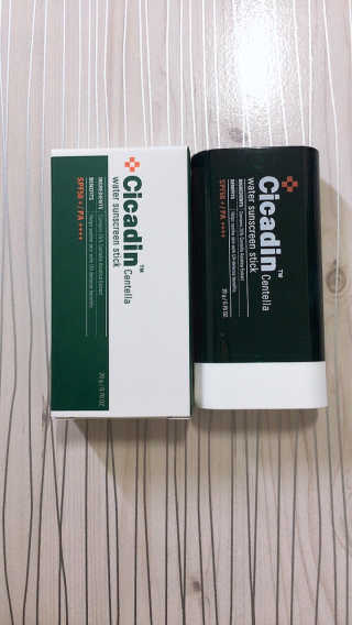 [미샤] 시카딘 센텔라 물스틱 선 SPF 50+ PA++++ — 5점을 준 리뷰어가 2019년 4월 올린 사용 사진