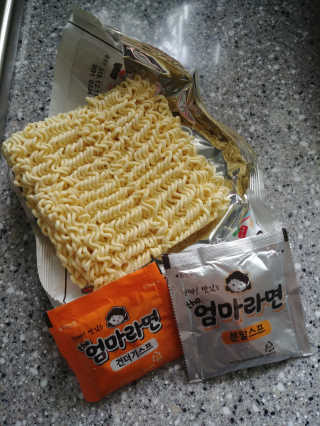 라면 그대로가 제일 맛있는 더엄마라면 — 5점을 준 리뷰어가 2019년 9월 올린 사용 사진