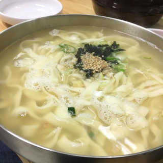 칼국수에끌림 [칼국수에 끌림] 손칼국수+비빔칼국수+왕만두4개 — 5점을 준 리뷰어가 2018년 10월 올린 사용 사진