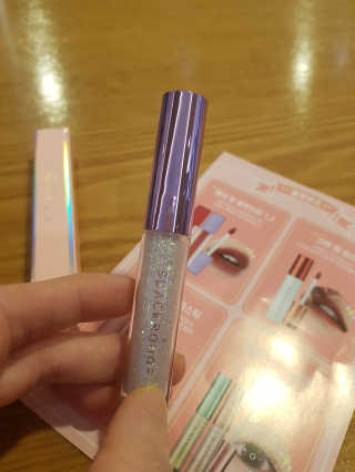[블랙루즈] 펄블리 아이 글리터 4종 중 택 1 — 5점을 준 리뷰어가 2019년 8월 올린 사용 사진
