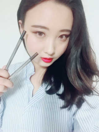 맥퀸뉴욕 원샷 오토 젤 아이라이너(2EA) — 3.5점을 준 리뷰어가 2016년 9월 올린 사용 사진