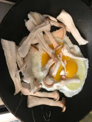 뜰아채유통 춘천닭갈비덮밥소스와 머쉬마루 버섯 — 5점을 준 리뷰어가 2018년 10월 올린 사용 사진