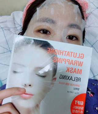 픽스앤톡스 글루타치온 랩핑 마스크 4매  +  필링패드2 매 — 3점을 준 리뷰어가 2018년 4월 올린 사용 사진