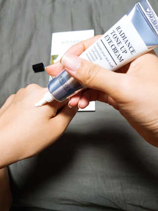 보나쥬르 래디언스 톤업 아이크림 30ml — 4.67점을 준 리뷰어가 2018년 8월 올린 사용 사진