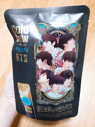 한국야쿠르트 콜드브루, 핫브루 액상스틱 BTS 일러스트 — 4.67점을 준 리뷰어가 2018년 11월 올린 사용 사진