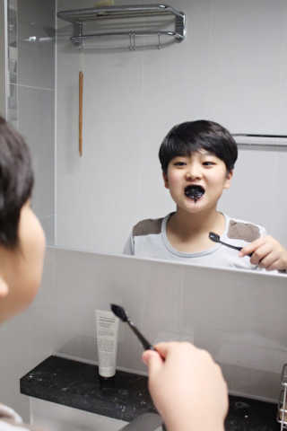 the naked object 디블랙팩치약 디블랙칫솔 세트 — 3.5점을 준 리뷰어가 2019년 3월 올린 사용 사진