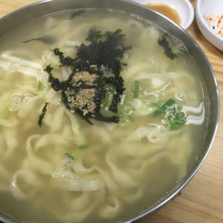 칼국수에끌림 [칼국수에 끌림] 손칼국수+비빔칼국수+왕만두4개 — 5점을 준 리뷰어가 2018년 10월 올린 사용 사진
