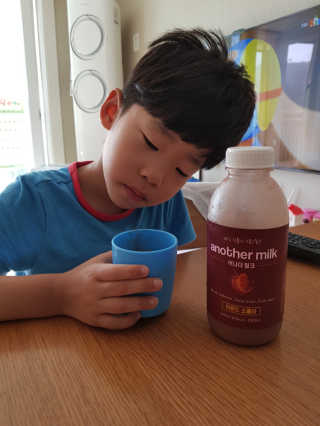 식사대용 아몬드밀크 어나더밀크 500ml X 2병 — 4.67점을 준 리뷰어가 2018년 9월 올린 사용 사진