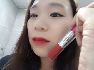 터치인솔 메탈리스트 리퀴드 포일 립스틱 5종 — 5점을 준 리뷰어가 2018년 3월 올린 사용 사진