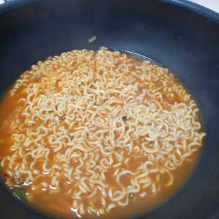 라면 그대로가 제일 맛있는 더엄마라면 — 3점을 준 리뷰어가 2019년 9월 올린 사용 사진