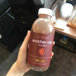 식사대용 아몬드밀크 어나더밀크 500ml X 2병 — 5점을 준 리뷰어가 2018년 9월 올린 사용 사진