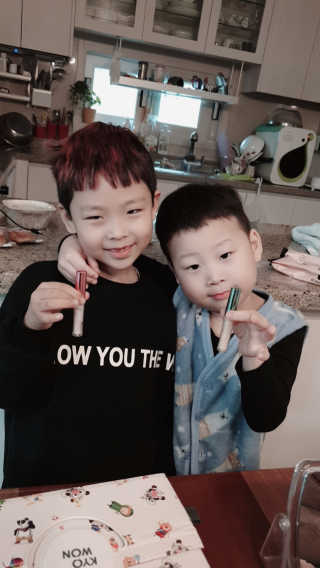 [블랙루즈] 펄블리 아이 글리터 2종 — 4.33점을 준 리뷰어가 2019년 1월 올린 사용 사진