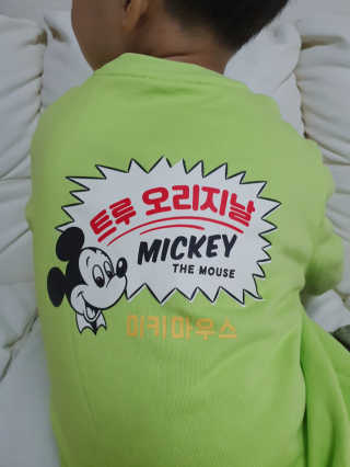 인디고뱅크키즈 레트로 미키 그래픽 맨투맨 — 5점을 준 리뷰어가 2020년 2월 올린 사용 사진