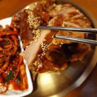 [동네맛집족발] 4개 족발 중 택1 — 4.5점을 준 리뷰어가 2020년 1월 올린 사용 사진