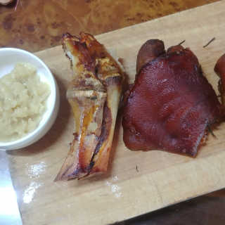 행복먹거리공작소 맥족. 맥주에 빠진 족발 550g + 마늘소스 70g — 5점을 준 리뷰어가 2020년 2월 올린 사용 사진